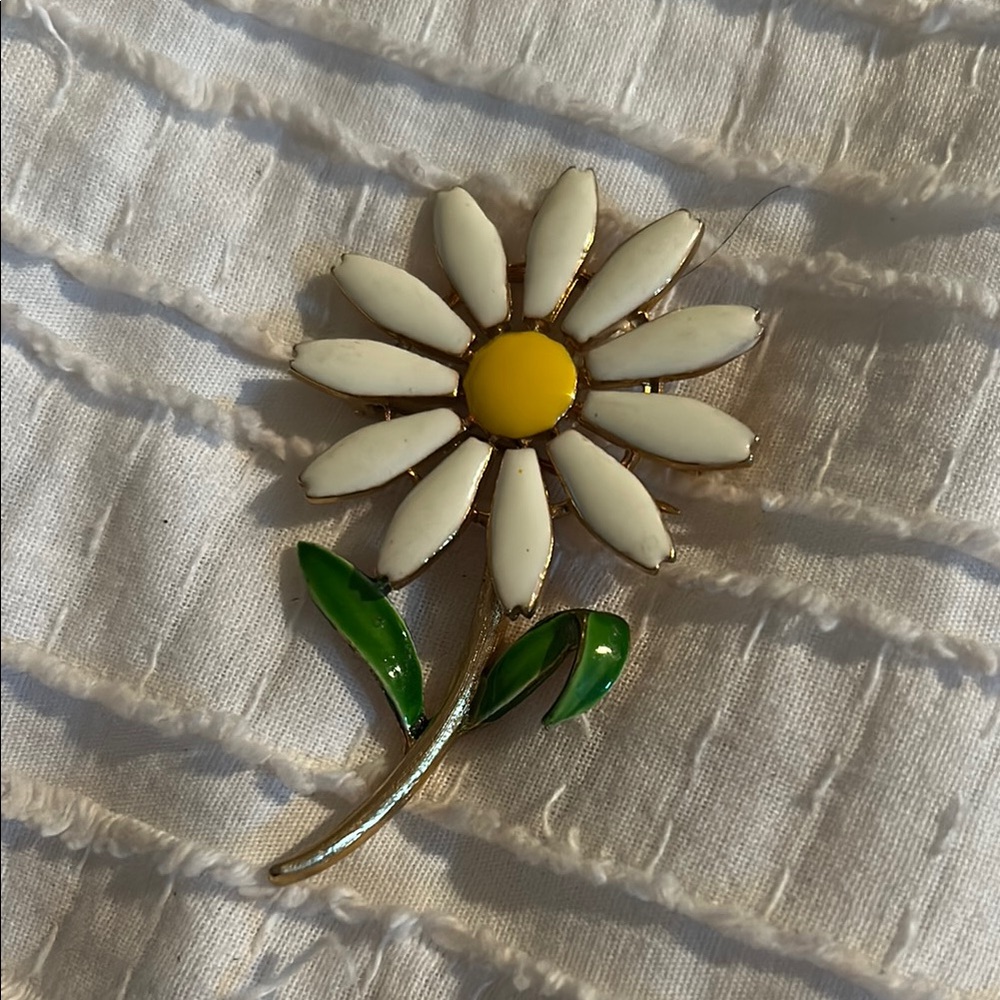 Vintage Enamel & Metal Daisy Pin